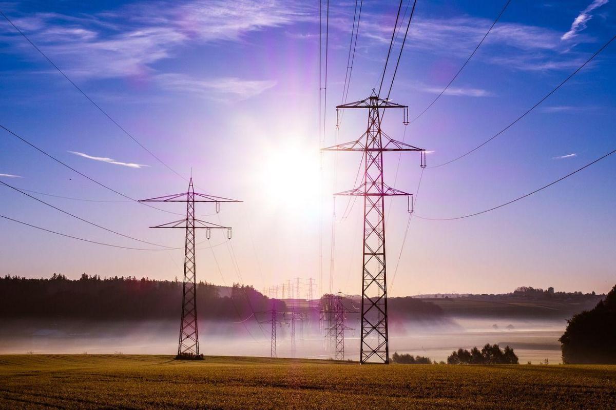 まっすぐな高電圧タワーの特徴は何ですか？