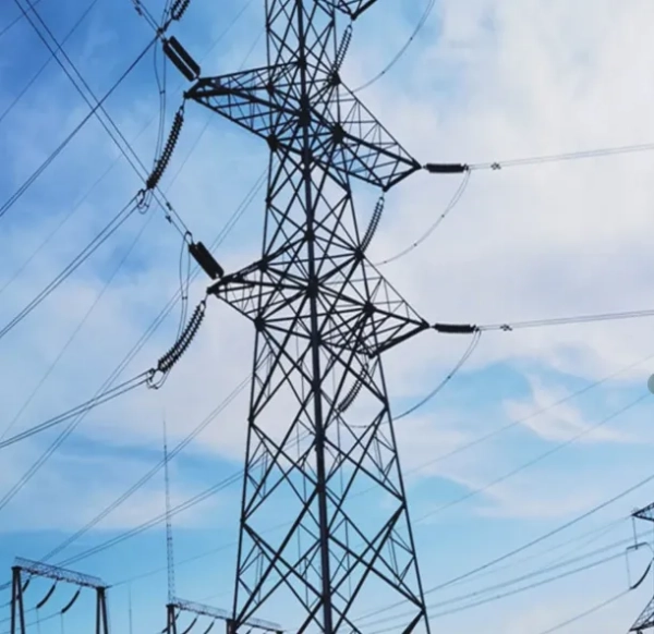 トランスミッションタワーと電圧の関係