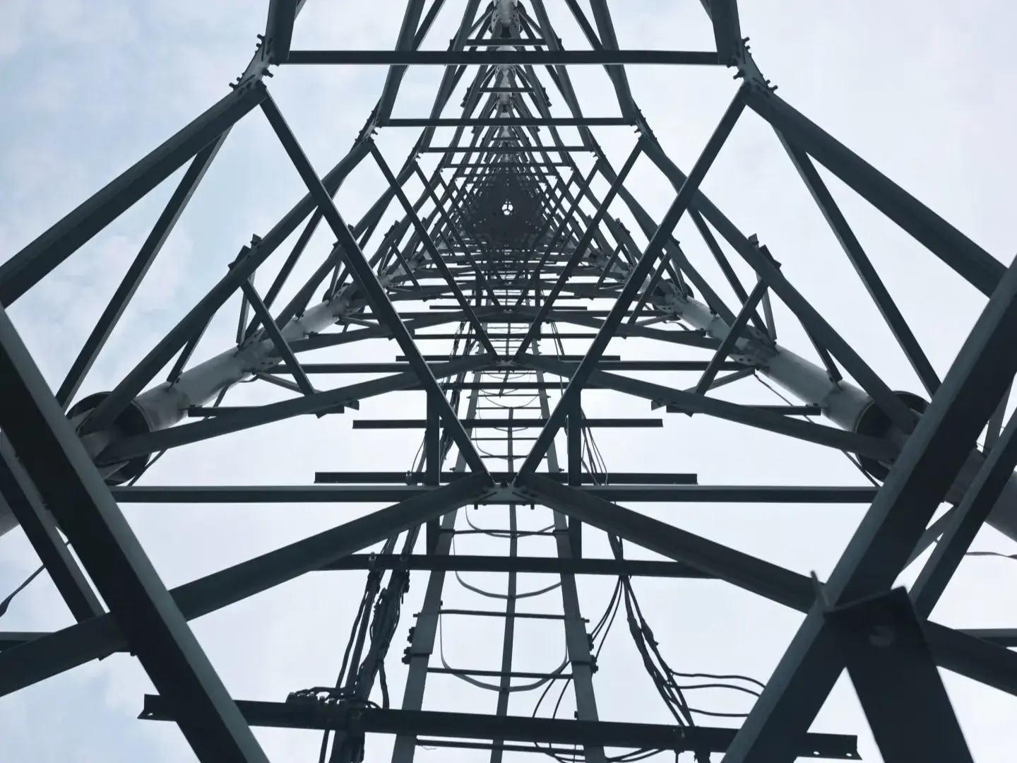 送電塔の対称的な美学